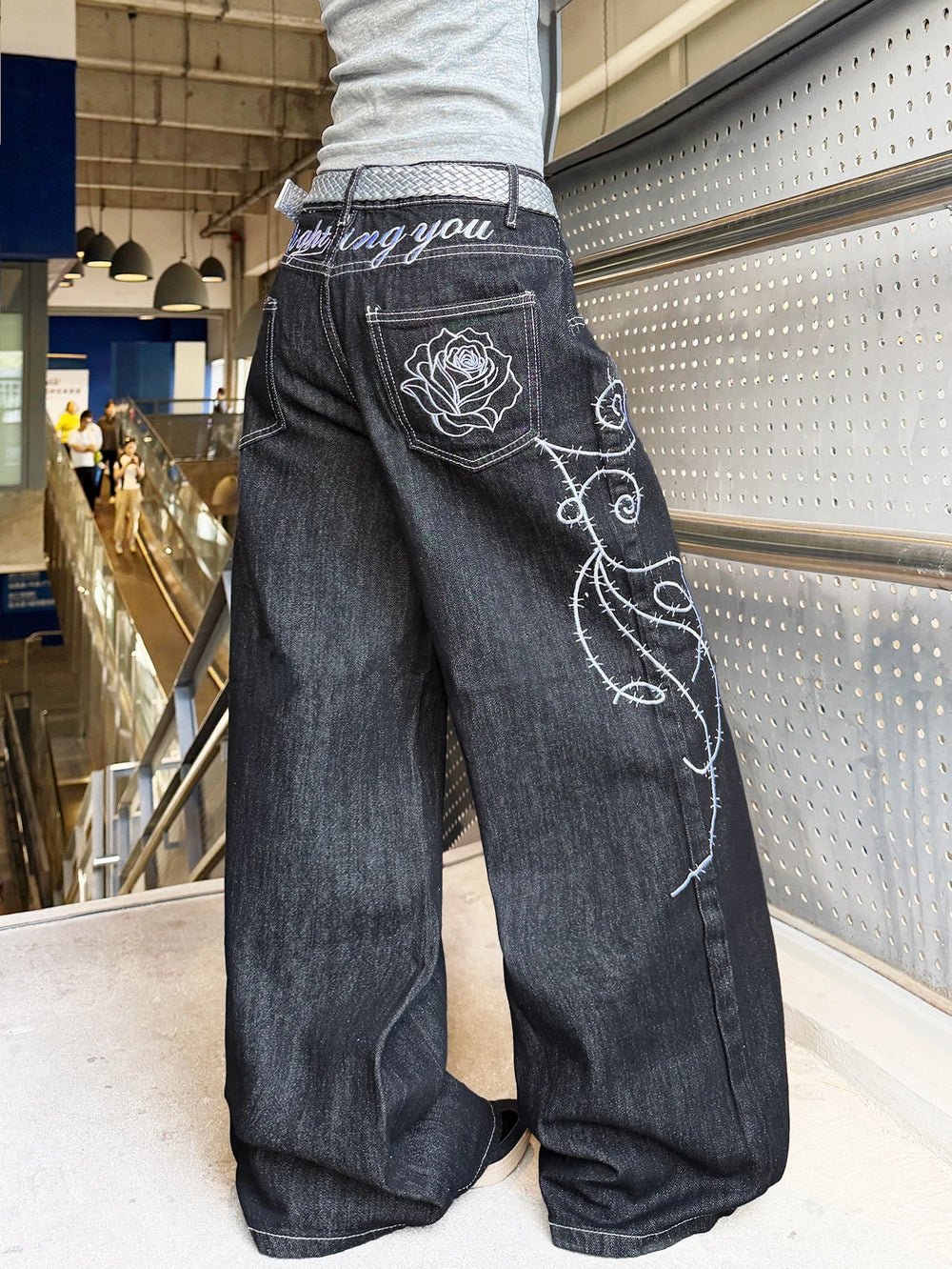 S1ec2dc091e064754a48e73b52babc42fO.jpg American Retro Heavy-Duty Letter Flower Embroidery Women's Loose Wide-Leg Jeans Street Fashion Fashion Versatile Black Trousers - Image 1