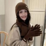 Solid Color Touch Screen Gloves Women Korean Autumn Winter Warm Knitted Three-piece Set Scarves Gloves Hat Women's Glove Sets - Image 5