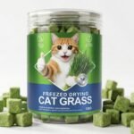 Freeze Dried Cat Grass Treats for Indoor Cats - Chicken & Wheatgrass Dice for Hairball Control & Dental Care, Grain Free High Protein Training Rewards, Digestive Support Cat Snacks (120g)