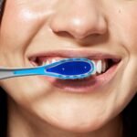 Colgate 360 Advanced Floss-Tip Manual Toothbrush - Medium - Image 2
